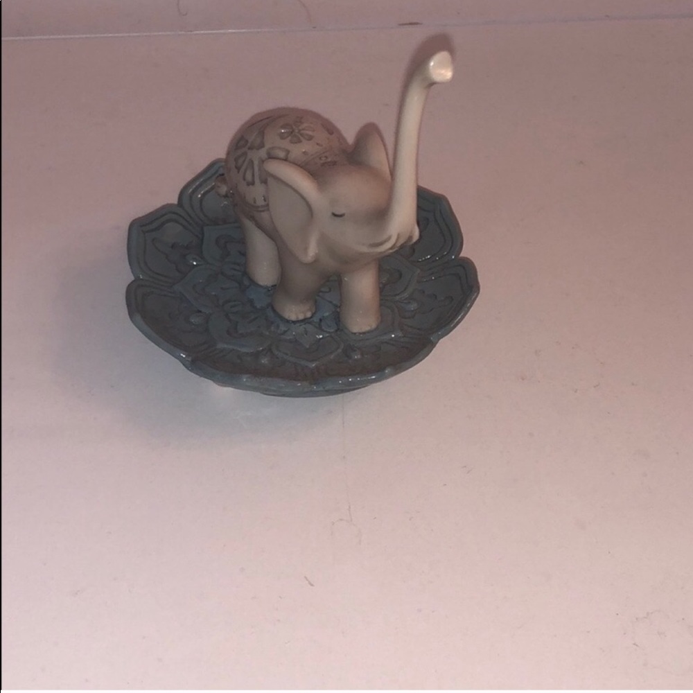 Elephant ring holder